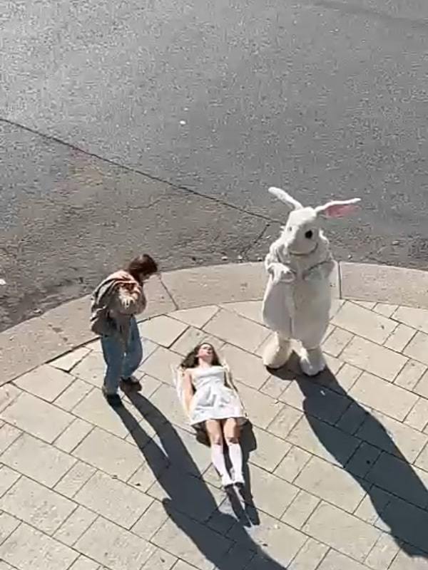 Аниматор в костюме Кролика Фотосессия ростовая кукла кролик