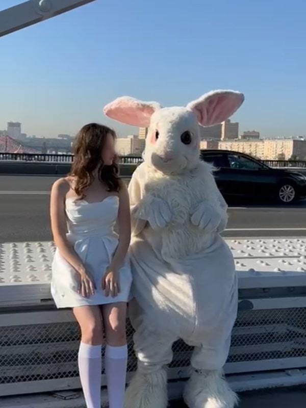 Аниматор в костюме Кролика Фотосессия ростовая кукла кролик