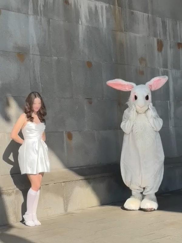 Аниматор в костюме Кролика Фотосессия ростовая кукла кролик