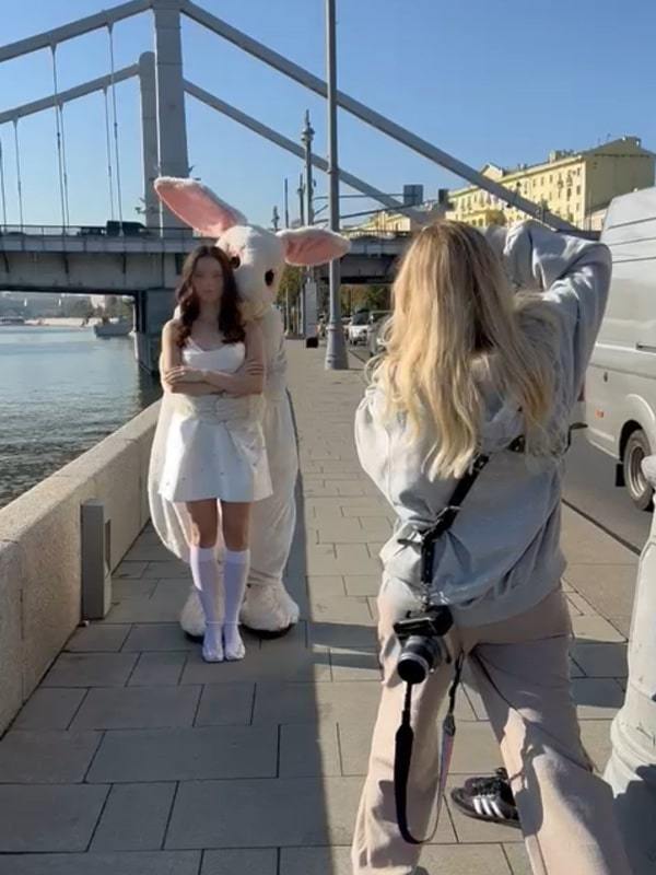 Аниматор в костюме Кролика Фотосессия ростовая кукла кролик