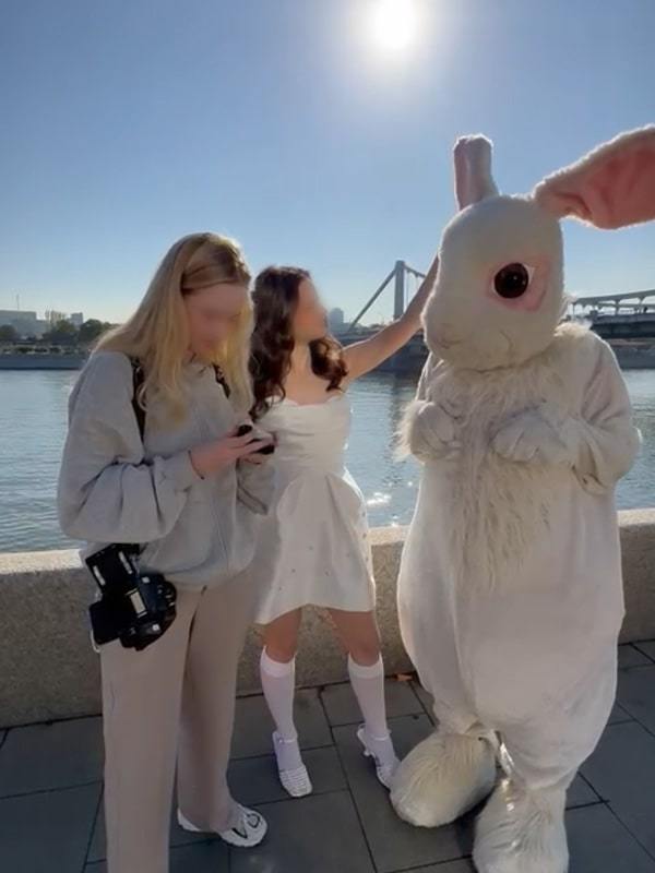 Аниматор в костюме Кролика Фотосессия ростовая кукла кролик