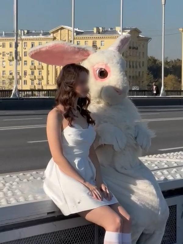 Аниматор в костюме Кролика Фотосессия ростовая кукла кролик