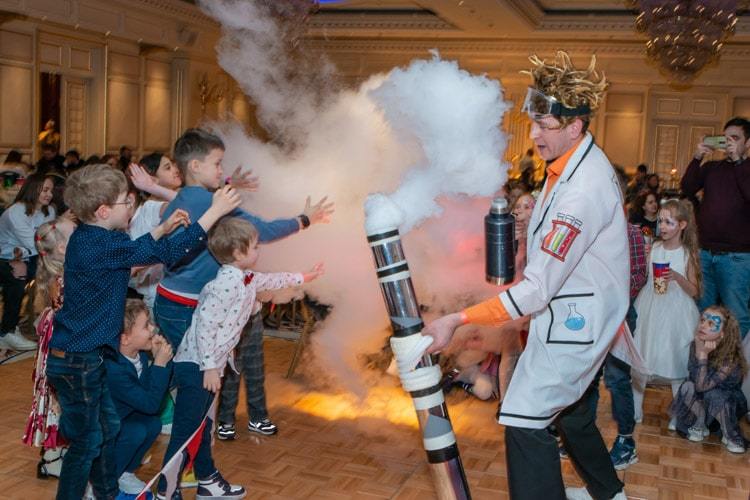 Крио шоу сумасшедшего профессора - организация детского праздника в гостинице для детей сотрудников - 2024 г.