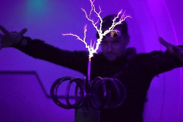 аниматор с электрическим шоу на день рождения ребенка