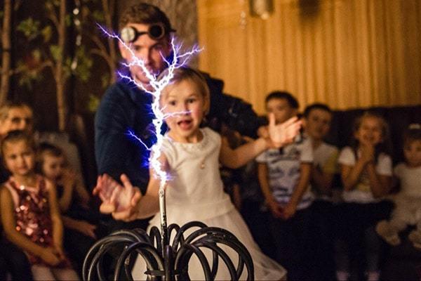 аниматор с электрическим шоу на день рождения ребенка